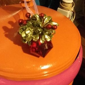 None Holiday - Shiny ornaments None Holiday - Shiny ornaments